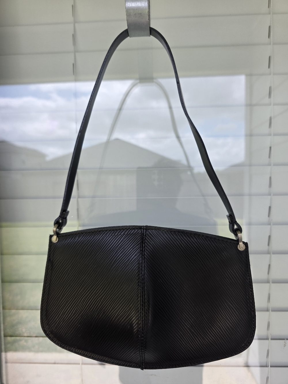 Louis Vuitton Black Women's Shoulder Bag Classic Textured Design Logo - Picture 4 of 13